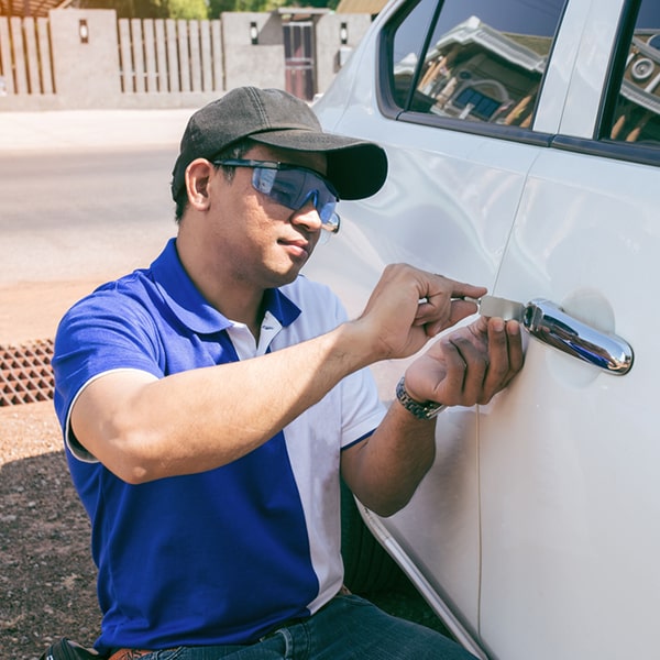 debes ponerte en contacto con la cerrajería de autos para que te puedan hacer un duplicado de las llaves